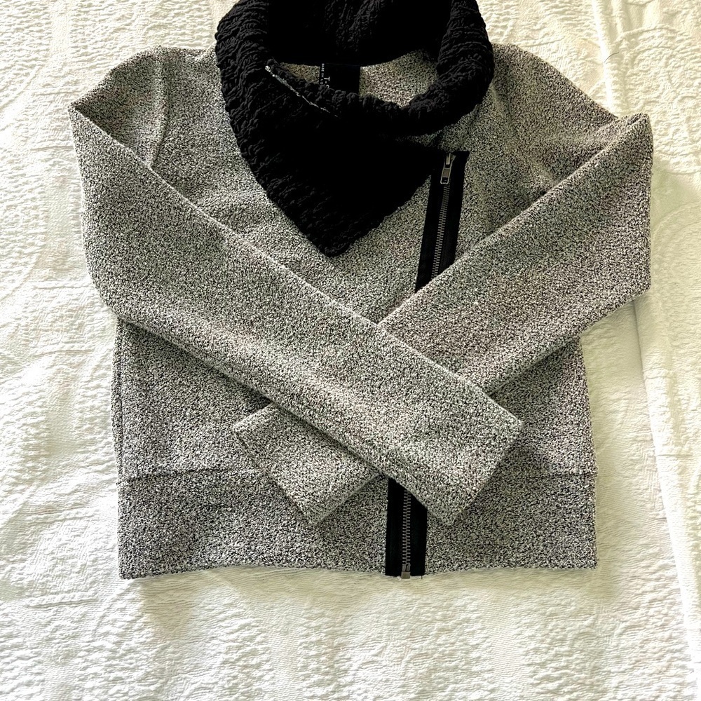T-SHIRT: Gray long sleeve sweater with black collar and front side zipper SizeXS - Picture 5 of 10
